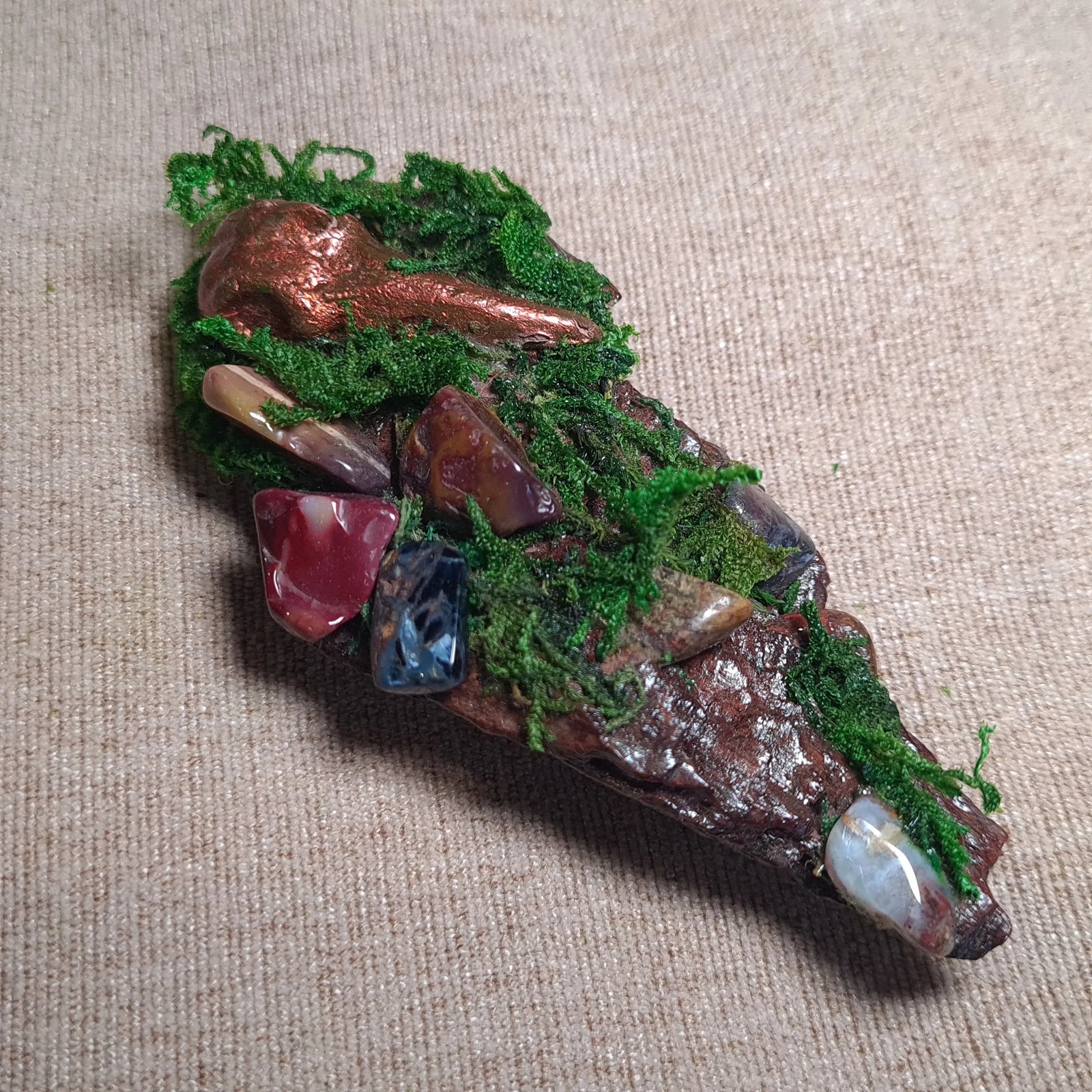 Natural forest altar featuring jasper, apatite, and moss for focus and protection – handmade by Moss & Raven.
